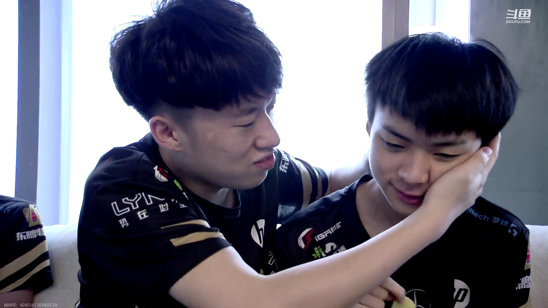 开云下载-RNG险胜TL，Hanssama拿下关键大龙顶尖较量四强赛，引爆全场热议